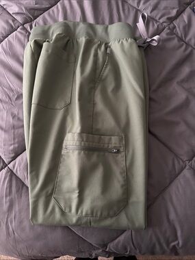 Women’s scrub pants with zipper on cargo pocket with 2 side pockets. Worn once.
